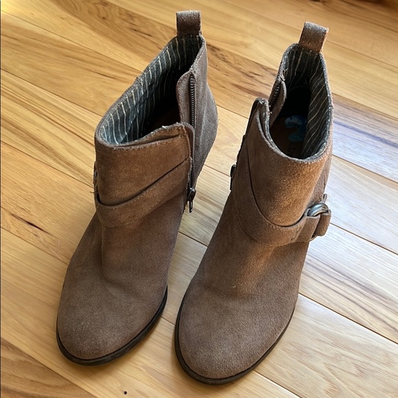Lucky Brand heals size 7.5 - Picture 1 of 3